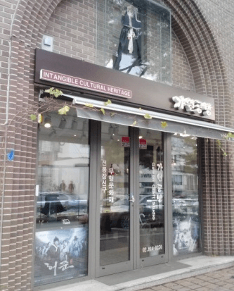 看板の上の衣装も気になりますが