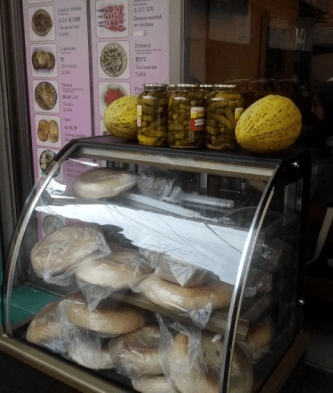 店の前にはパンのケース