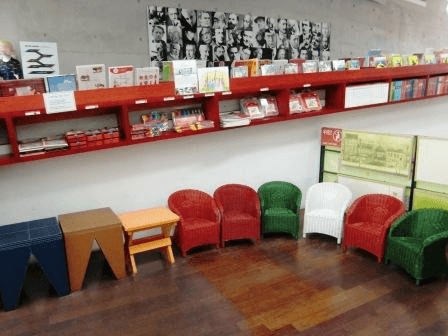 絵本コーナーには可愛い子供用の椅子が