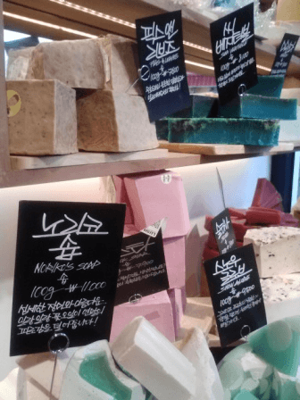 量り売り石鹸などを市場風に陳列