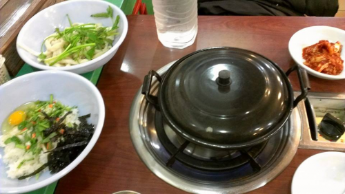 席に座ると何も言わなくても人数分の鍋とうどん、おじや用のご飯が運ばれて来ます。