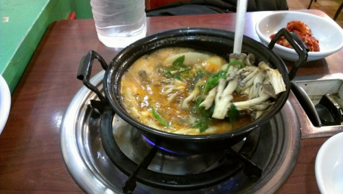 キノコはコチュジャンソースで食べた方が美味しいです。スープは見た目ほどは辛くないです。