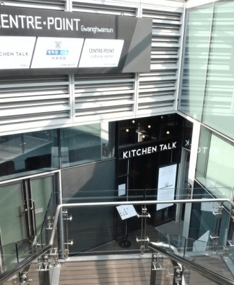 オフィスビルの地下1階です