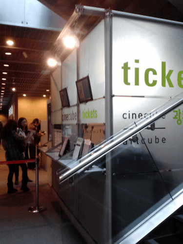 チケット売場で作品と座席を選び