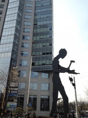 この人間型彫刻が目印です