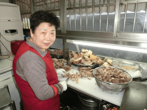 アジュンマが丁寧に下処理しています。