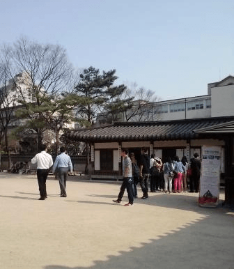 「近所の会社員」風の人も散見