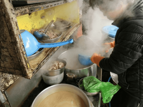 店先で丁寧にお肉を茹で上げています。