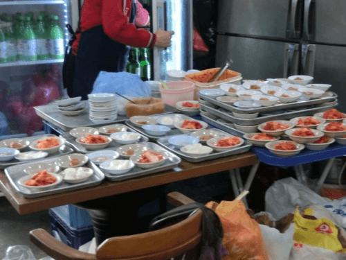 パンチャンの準備をするアジュンマ。