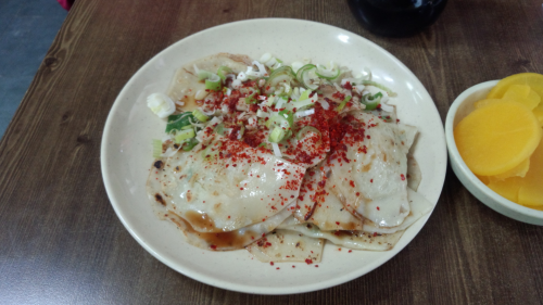 餃子だれと粉唐辛子をかけて