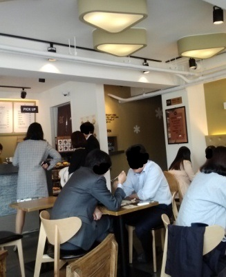 意外に男性客も目立ちます