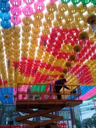 提灯に札をつける作業は継続中