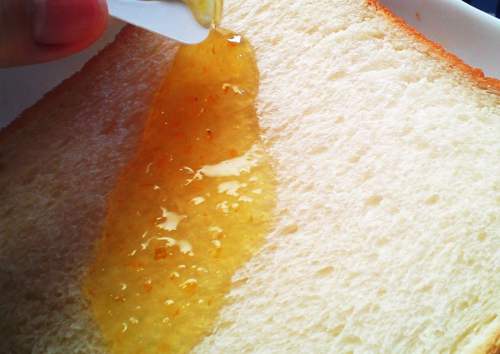 ゆず茶をジャムのようにパンに塗ってみました。 想像以上に美味しくてもっと買ってくるんだったと後悔。