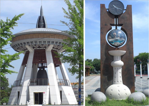 （左）　金海市民の鐘。　　　　　　　　　　　　　　　（右）　筒型器台。　　　　　　　　　　　　　　時計はリアルタイムです。