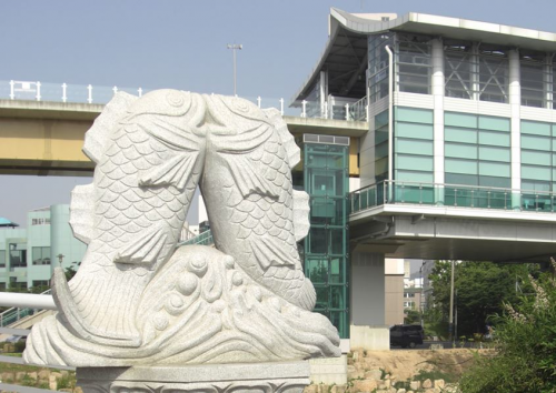 首露王陵駅と橋のオブジェ。