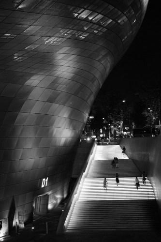 人との対比でいかに迫力のある建築物かが一目瞭然