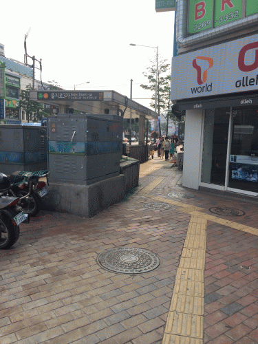 ここをまっすぐ進むとすぐ右にある