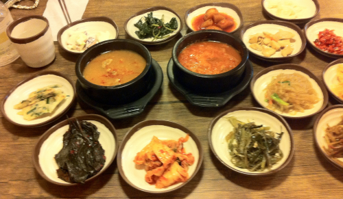 キムチチゲとテンジャンチゲとご飯とおかず10品以上がつきます