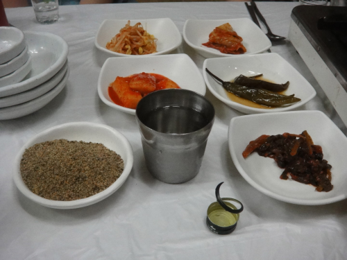 パンチャン達。左下はエゴマの粉。これに酢の利いたタレをかける