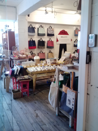 雑貨類は若向きな印象