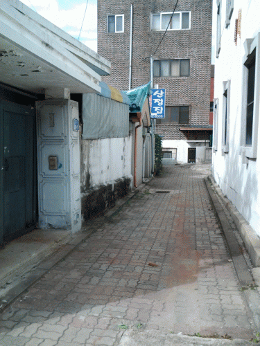 この奥にお店が