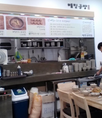 厨房は清潔な感じで