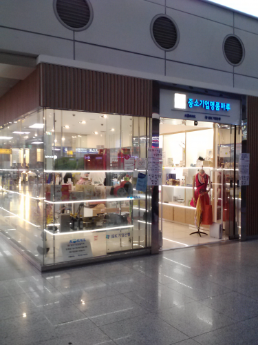 駅舎２階に位置