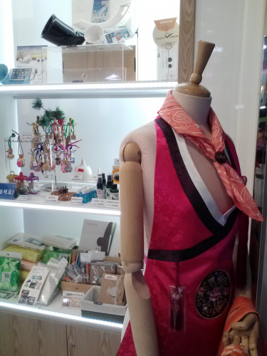 衣料・雑貨やコスメ