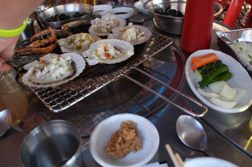 포장마차（刺身・貝焼き屋台通り）での昼食です。とても美味しかったです。