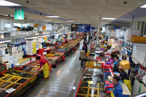 자갈치시장(チャガルチ市場)の１階の光景です。