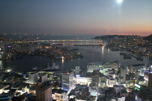 부산타워(釜山タワー)から釜山港大橋を方向の夜景です。