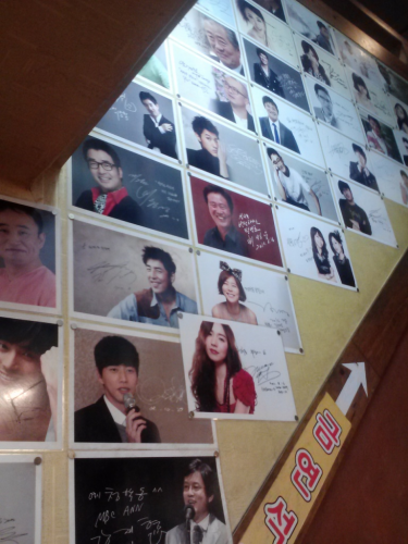 サイン満載の階段を上がり