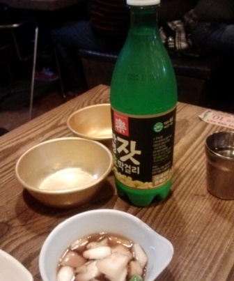 マッコリを注文したりしていると