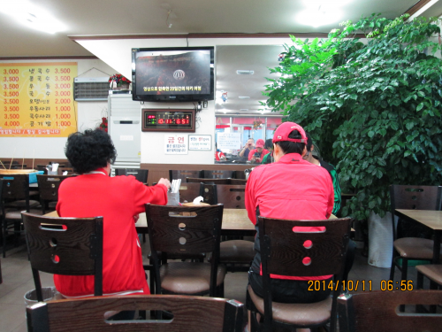 店内のお客さんの服の色がカラフル♪