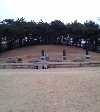 祠や墓地には人がいません