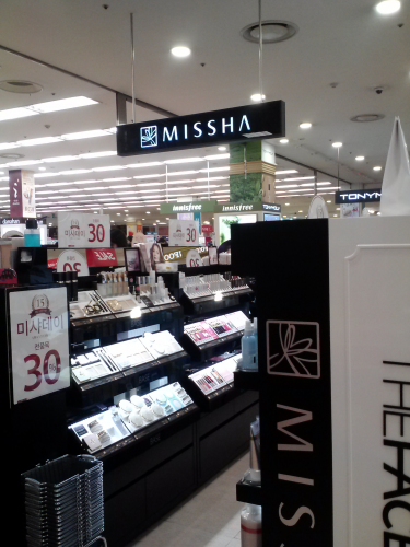 他のコスメ売場同様、