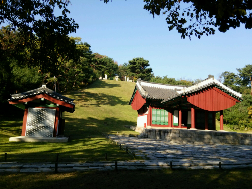 お墓はこの斜面の上にあります。この中には入れません。