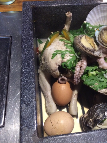 鶏さん卵を2つ抱えてます