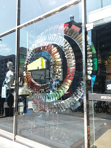 外から見える靴陳列に