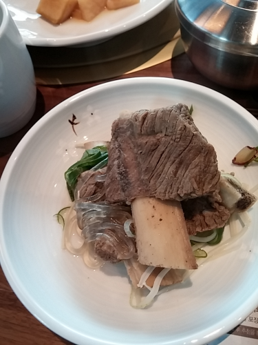 大きめの骨付き肉入り