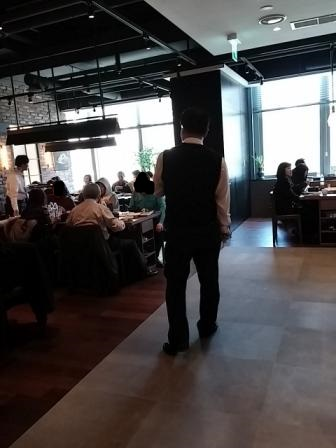 広い店内は満席