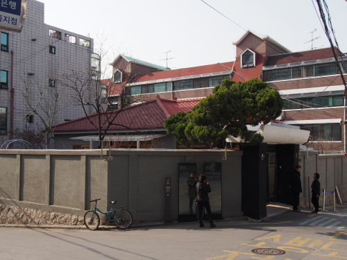 手前の平屋建ての建物です。