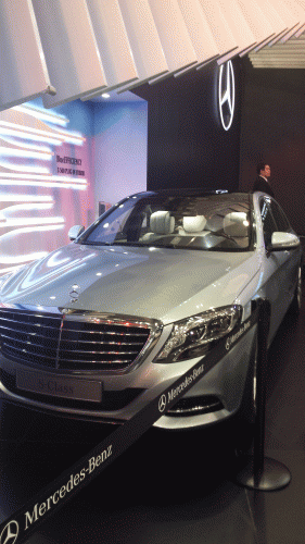 人が物凄くベンツではこれ一枚しか撮れませんでした。