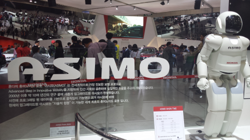 子供には車より人気だったホンダのロボット、アシモさん。