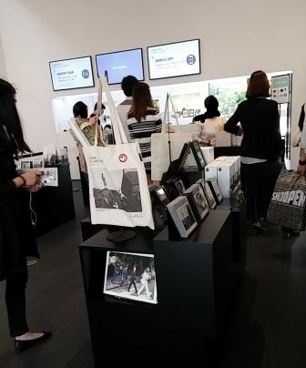 グッズ売場も若い女性客多し