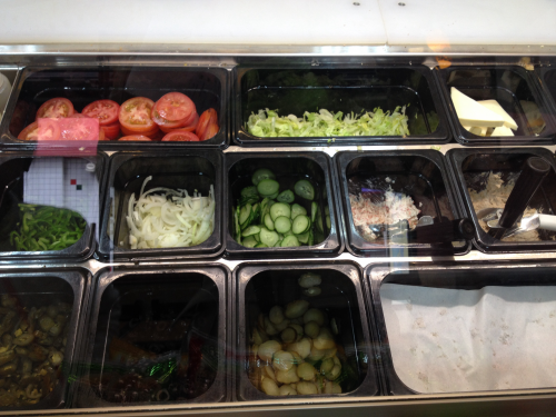 パンにはさむ野菜がずらり