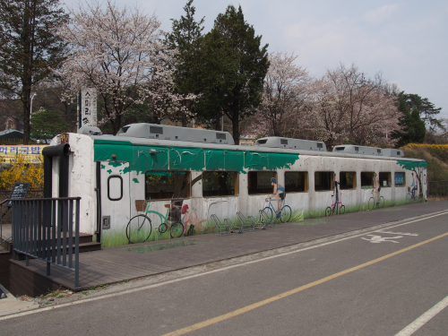 駅に隣接して客車を改造したカフェがある。