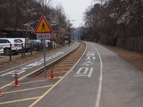 所々に廃止された鉄路が残っている。