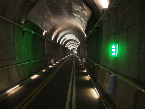 1か所トンネルがある。電気が点いているから怖くない。