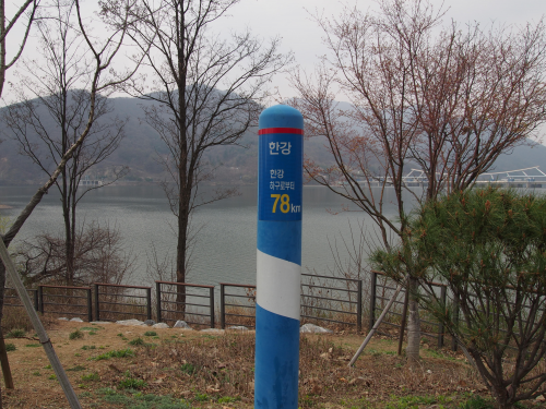 漢江の河口から７８㎞の標示。